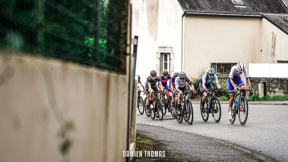 Daniela Hezinová vede peloton v Plouay