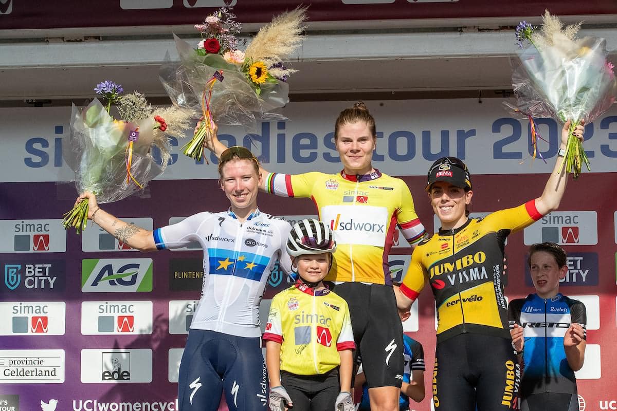 Loňská bedna na Simac Lady Tour - L.Kopecky, L.Wiebes a A.Henderson