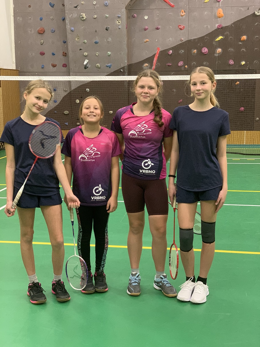 Badmintonová mládež - Dorotka, jedna Terka, druhá Terka a Adéla