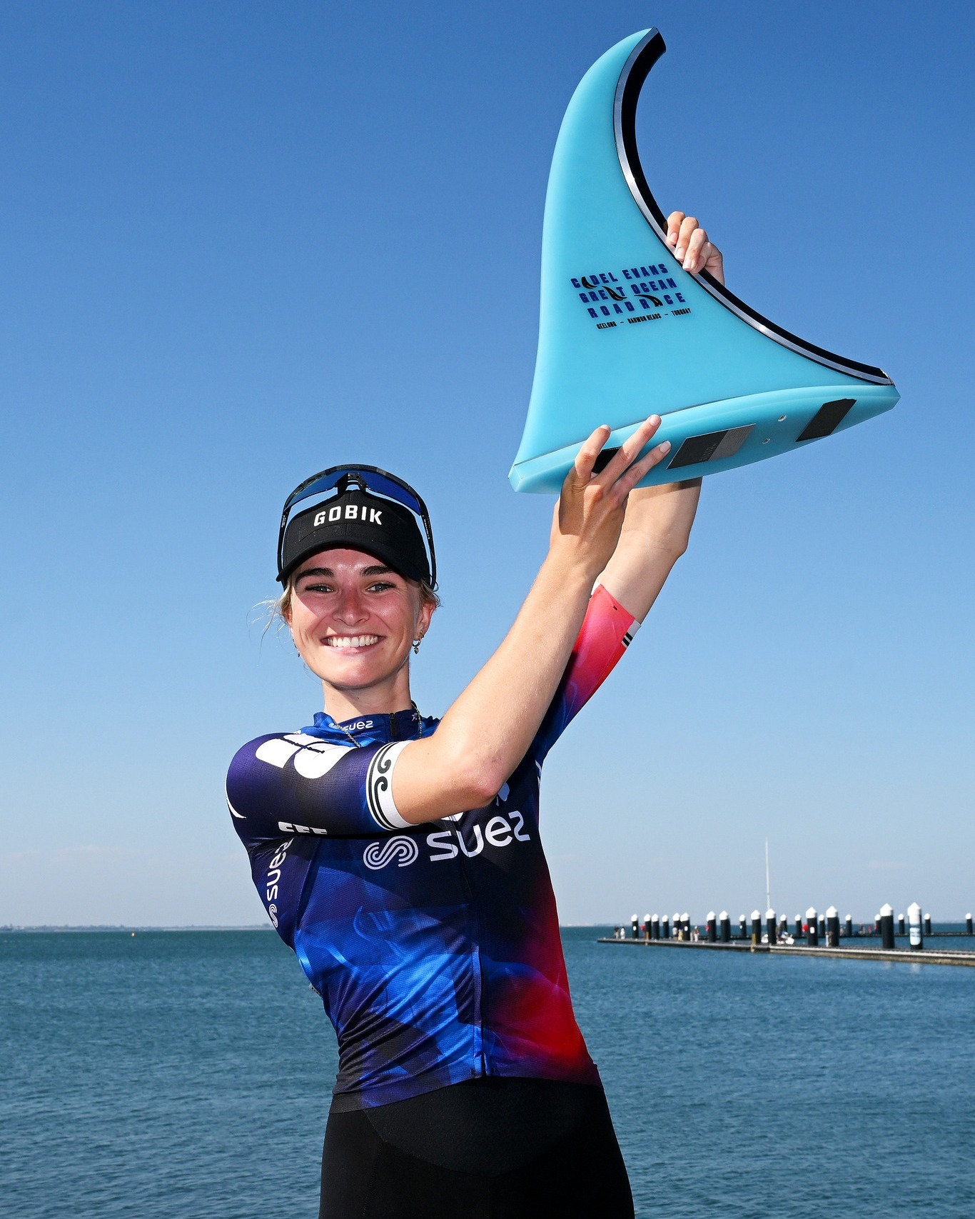 Dvacetičtyřletá Ally Wollaston s trofejí