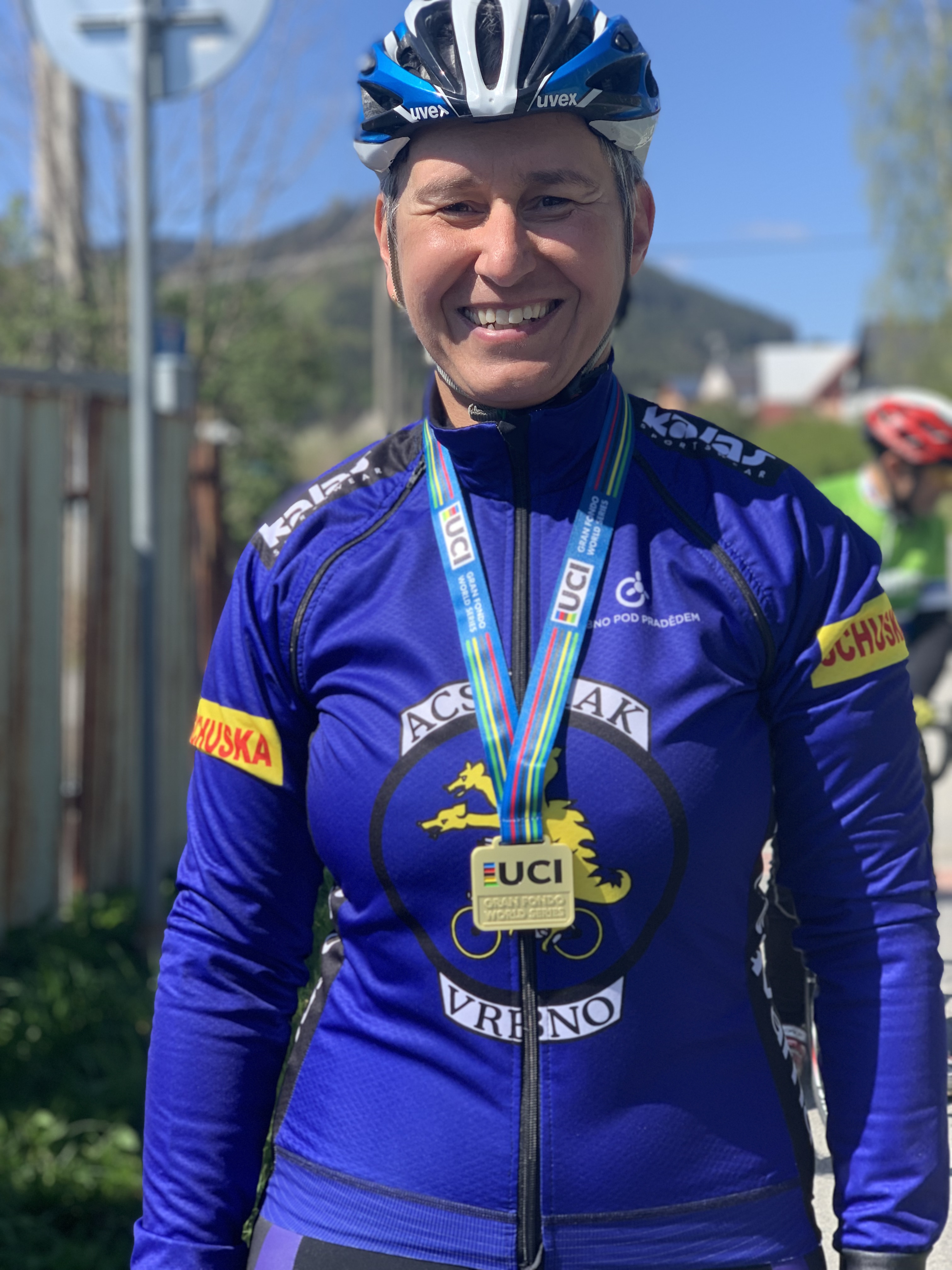 C která nám přivezla ukázat medaili z Gran Fondo, které se jelo v Umagu