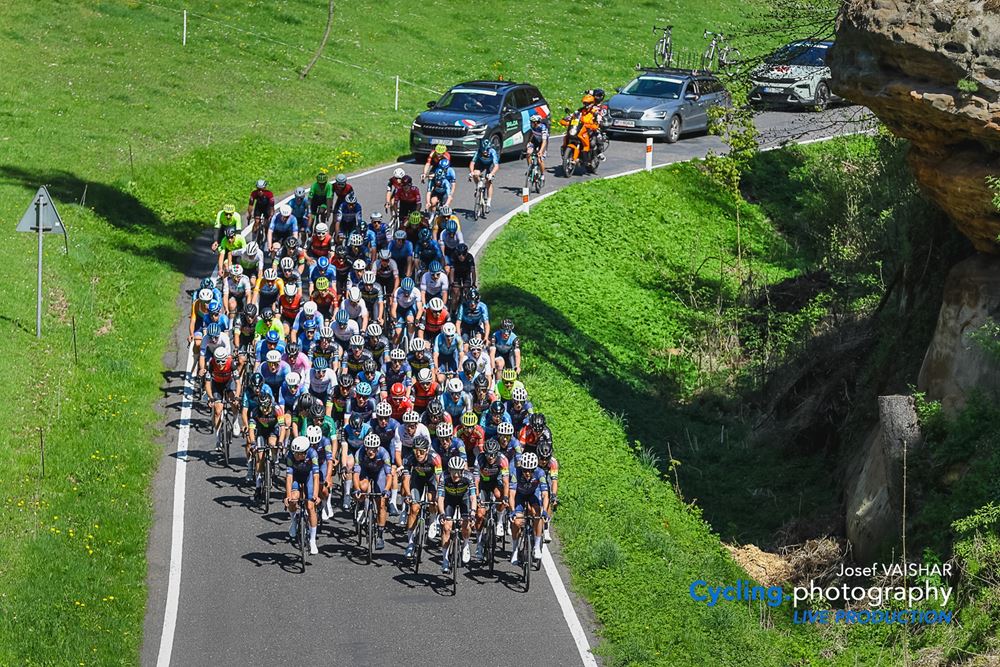 Peloton na českých silnicích je výjimka