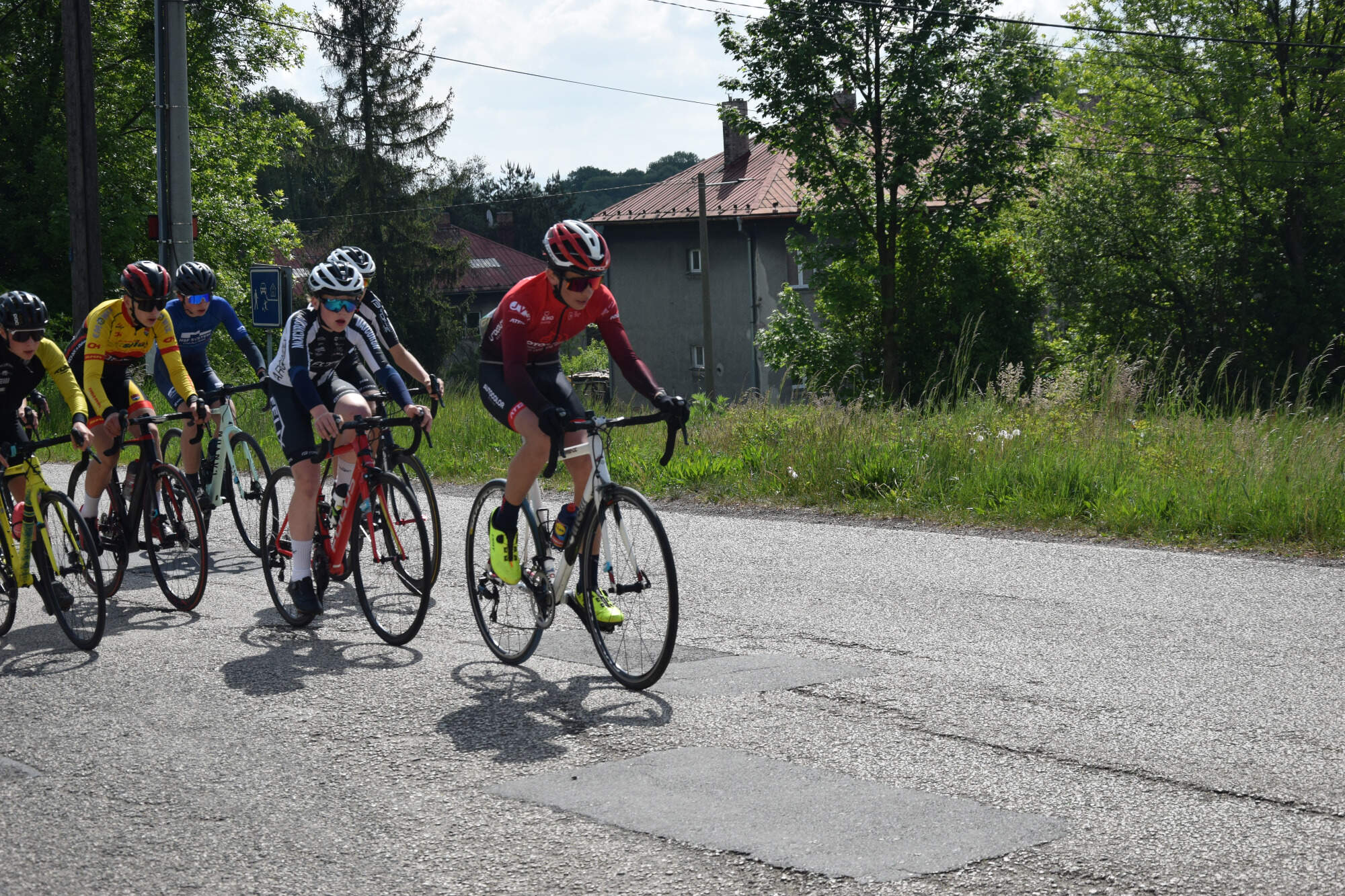 Kuba Zvědělík vede peloton v Petřvaldu
