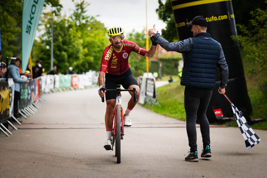 První Tomáš Kalojíros, vlevo hlavní rozhodčí Alena Mlynářová