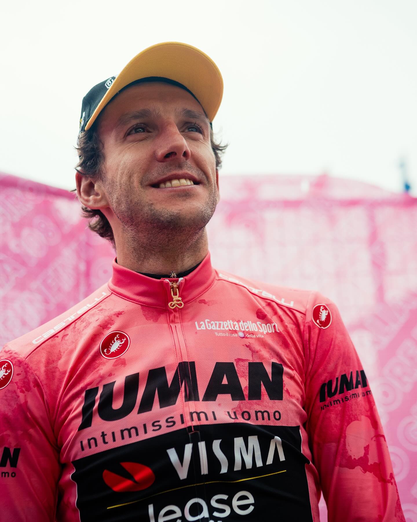 Simon Yates v růžovém