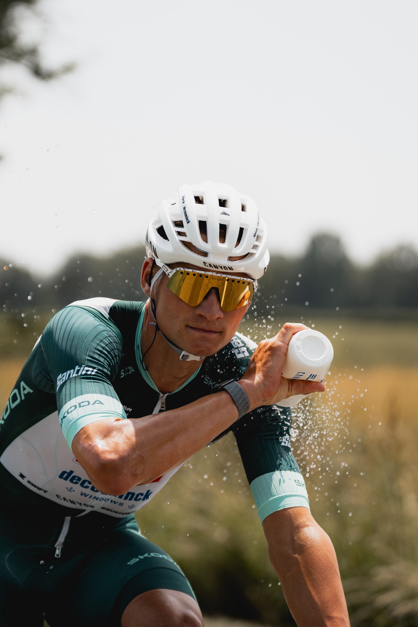 Mathieu se sprchuje