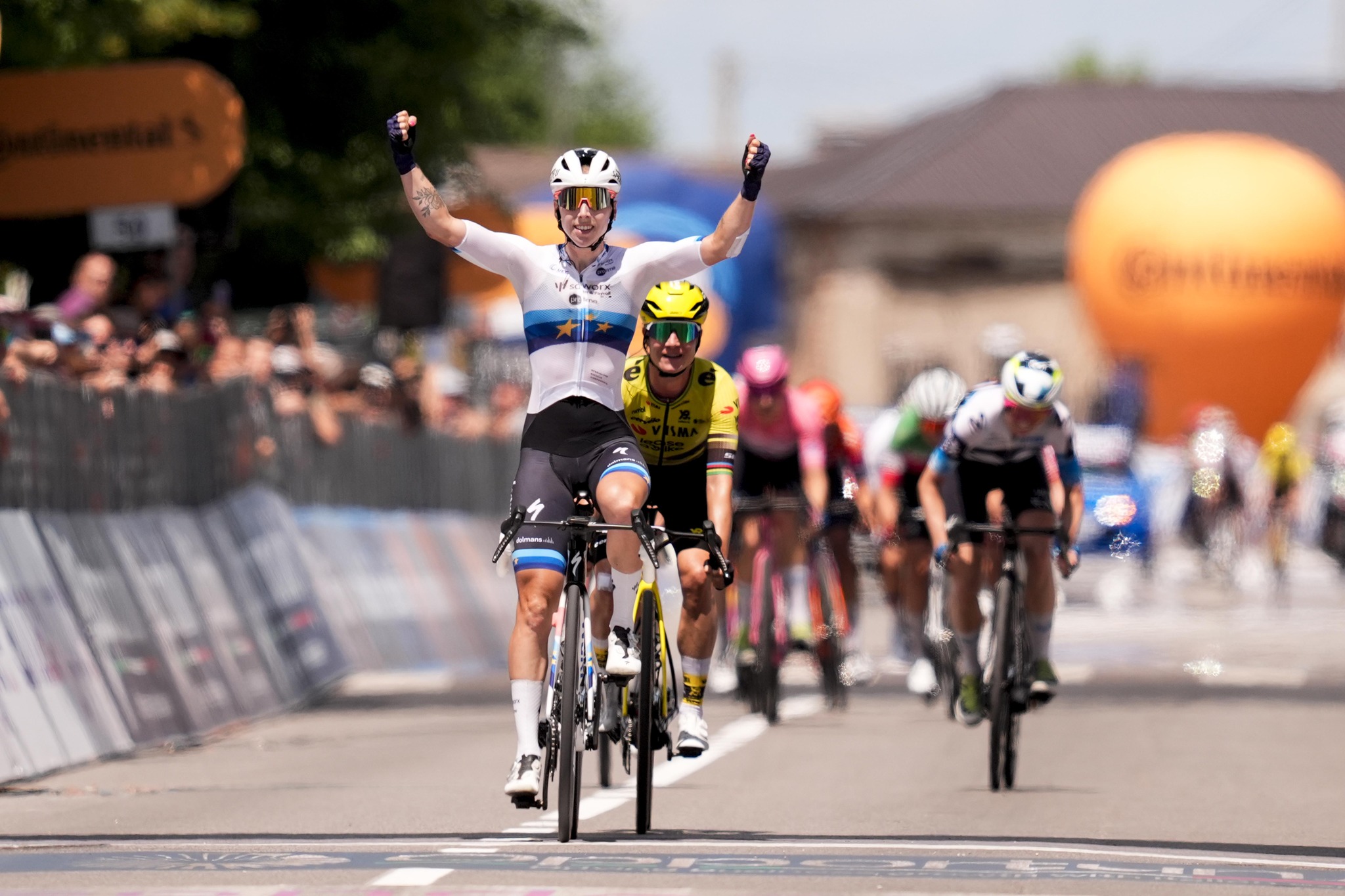 Jen na chvilku Marianne Vos vystrčila nos, pak zase zajela do háku