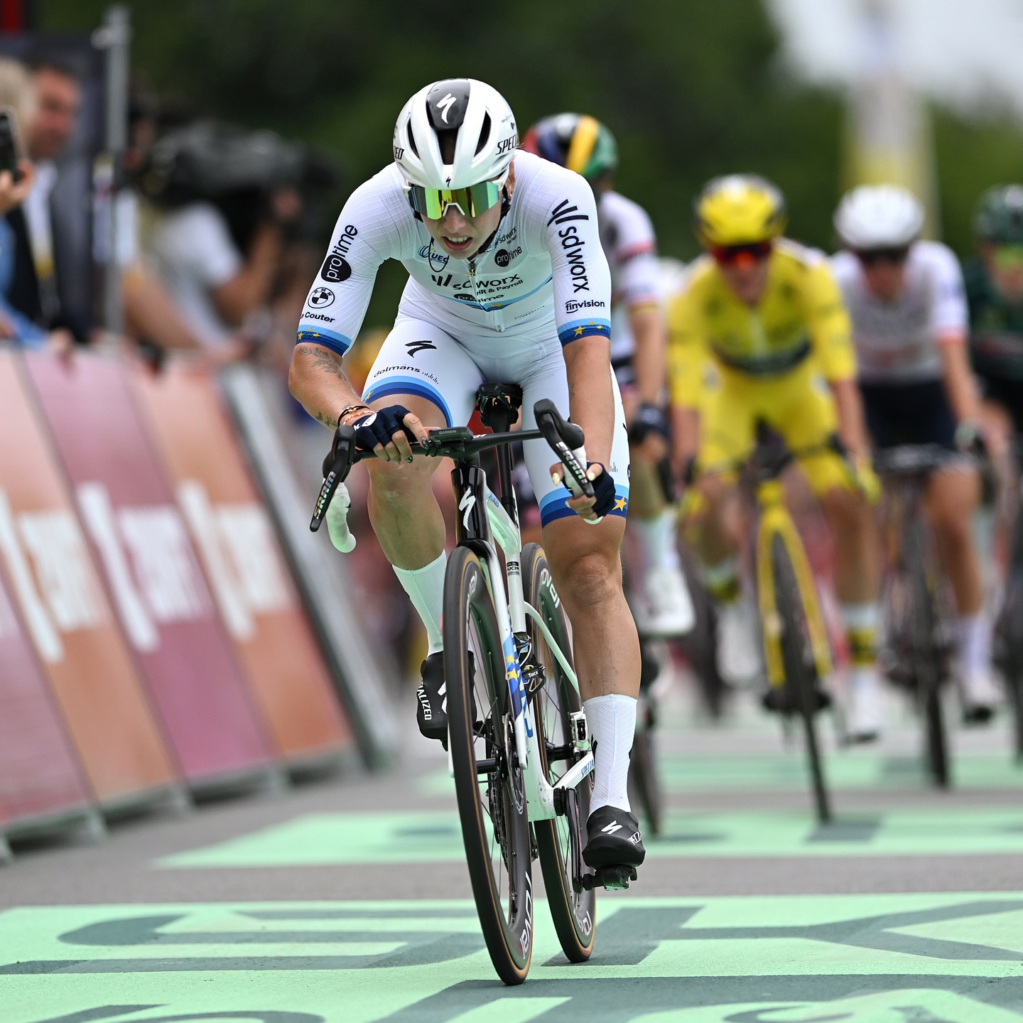 Bonifikacemi se už Lorena Wiebes dostala na druhé místo v Tour