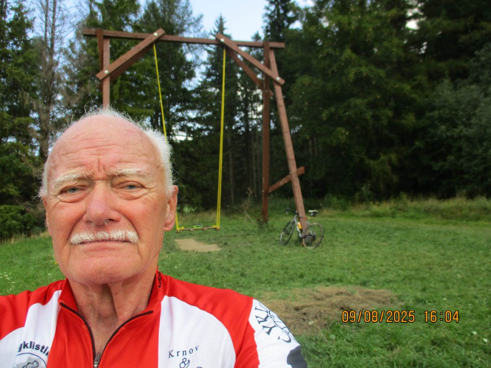 Krnovský Otmar Rychta, 83 let a houpačka je ta vrbenská