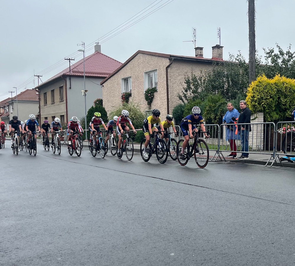 Terka Míčková na čele pelotonu žaček na ČP v Bělkovicích