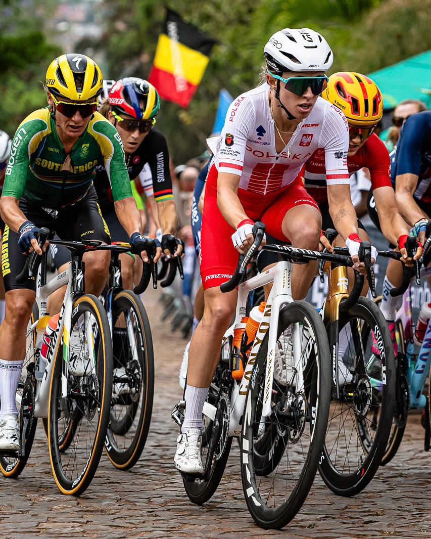 Kasia Niewiadoma a v zeleném Ashley Moolman-Pasio