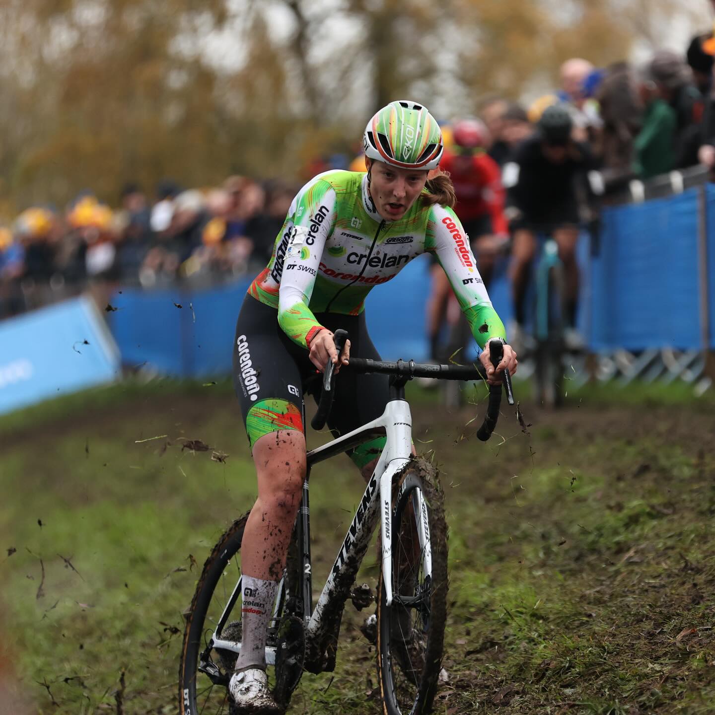 Jak na ploché dráze jede Manon Bakker