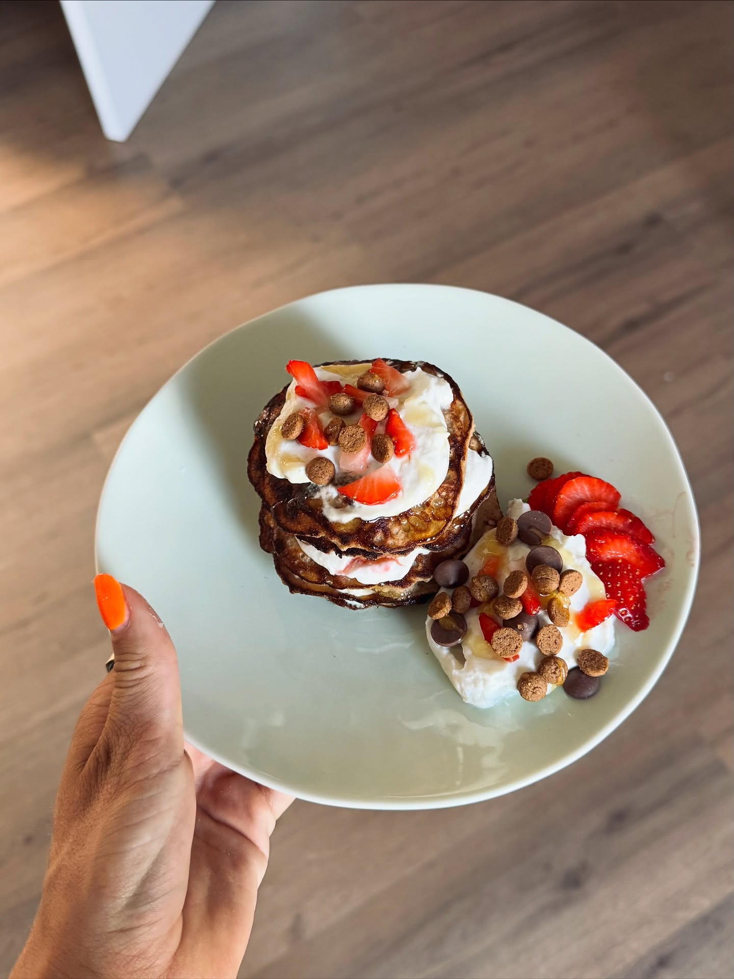 Ruka patří Loreně Wiebes, co je na talířku asi taky