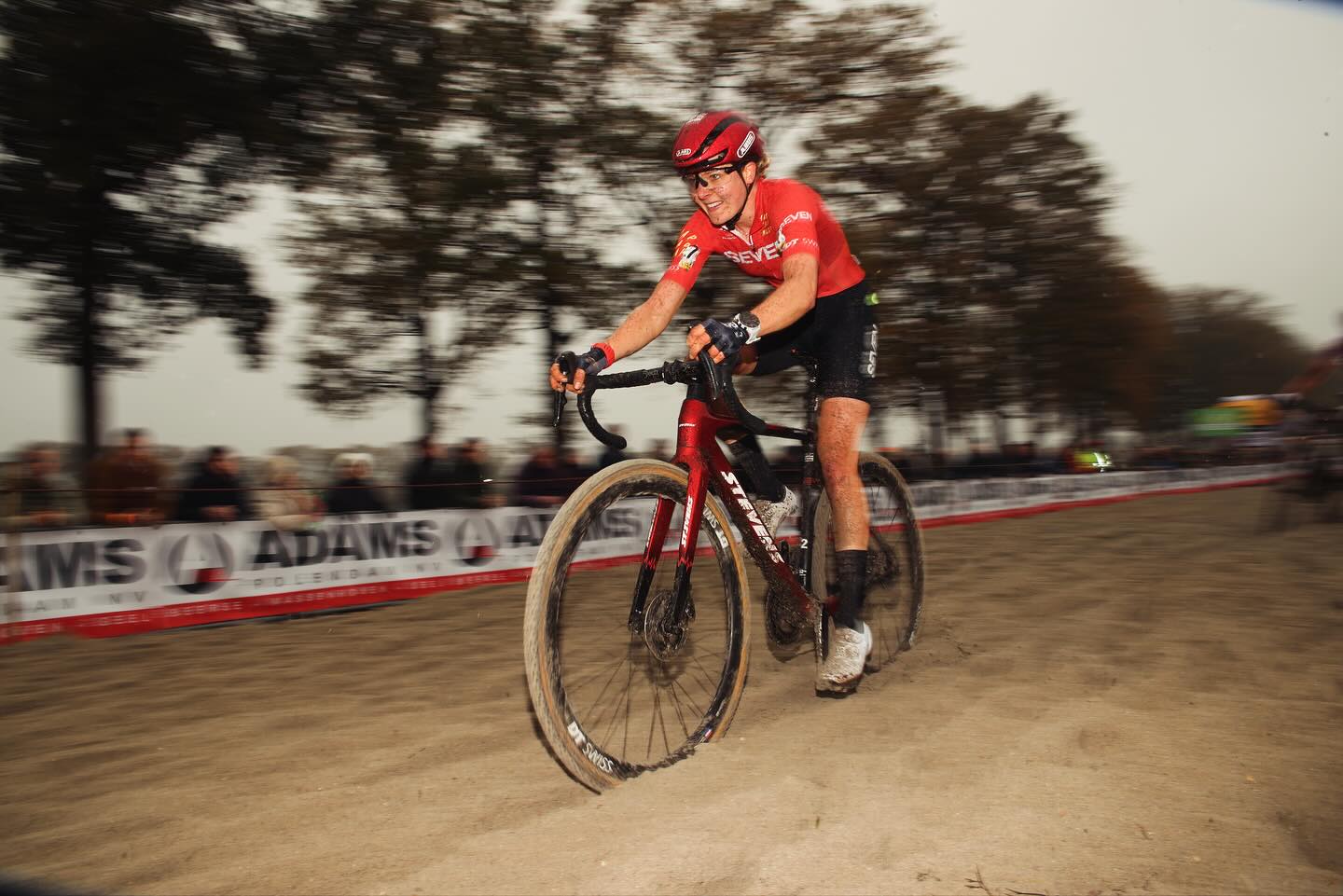 V písku se směje Aniek van Alphen