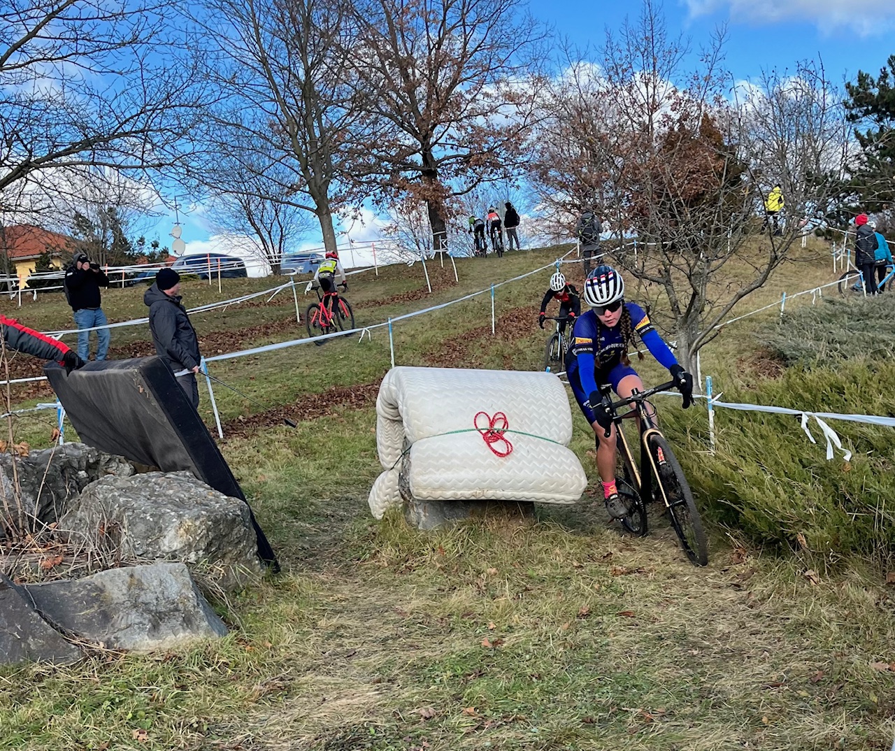 Zvláštní překážka na trati ve Slavkově