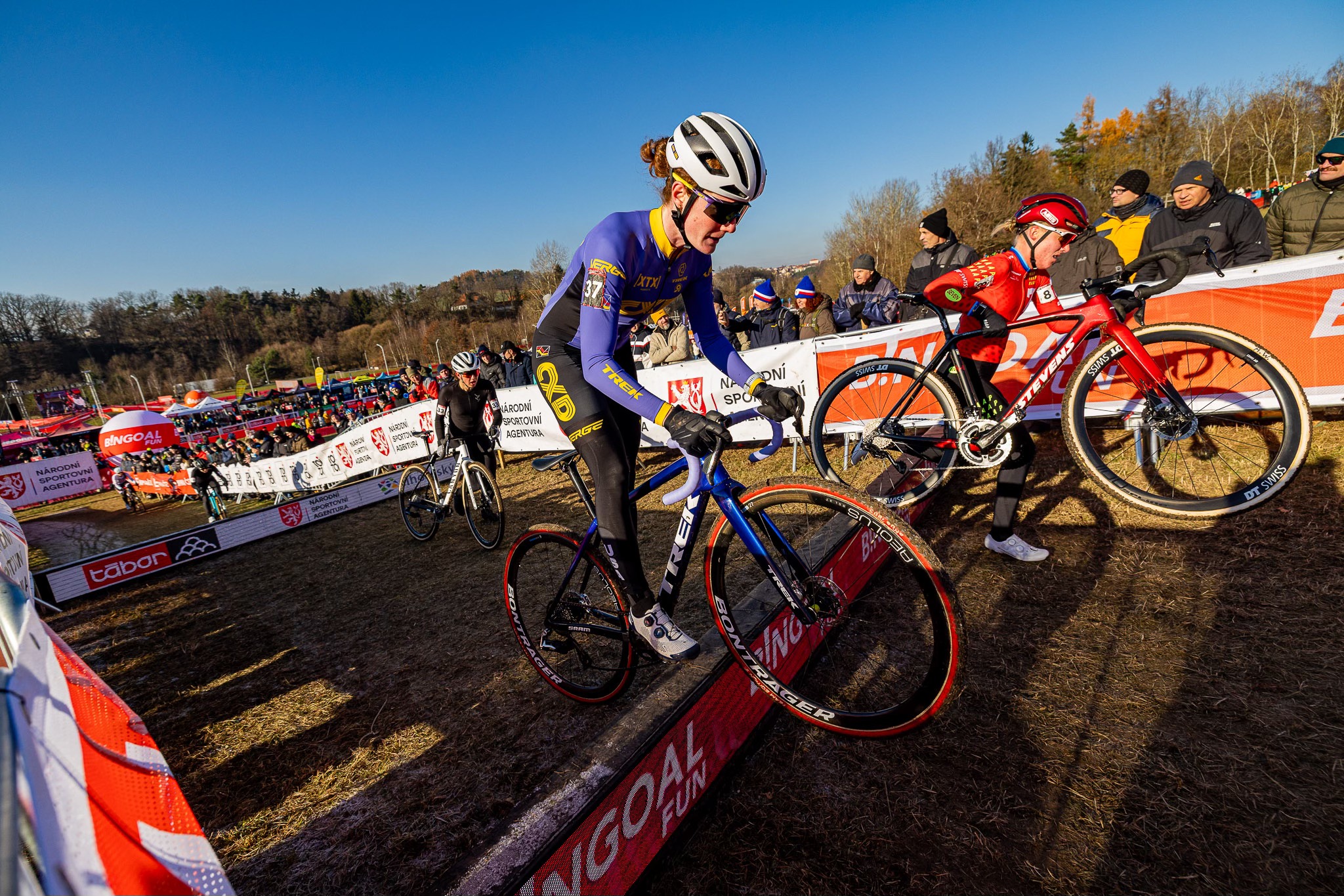 Několik odvážných dívek skákalo