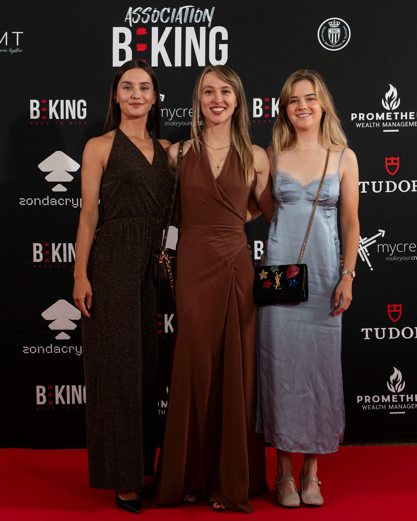 Trošku divné dresy na bednu