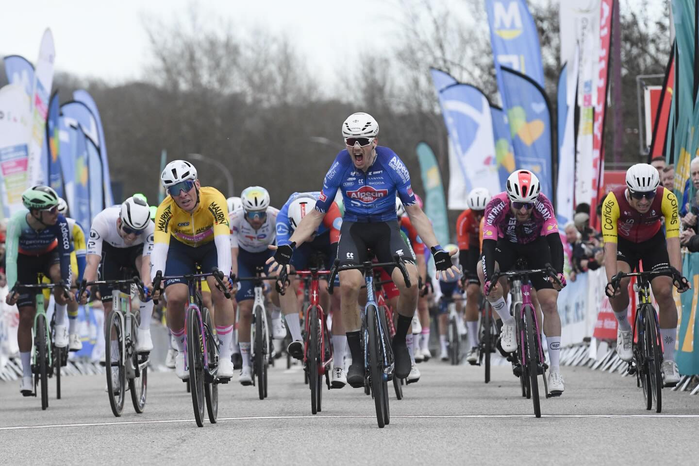 Ve žlutém Lukáš Kubiš na druhém místě